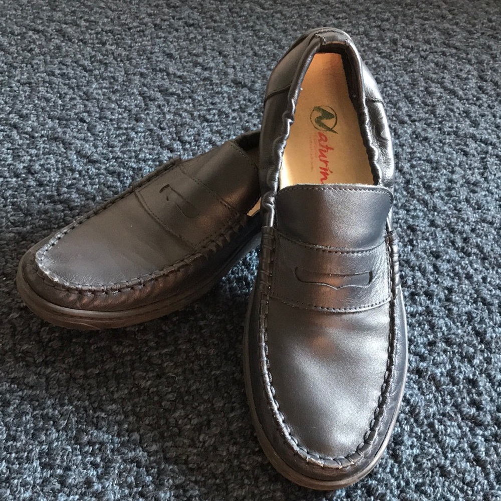 Boys navy soft leather elastic back loafers.